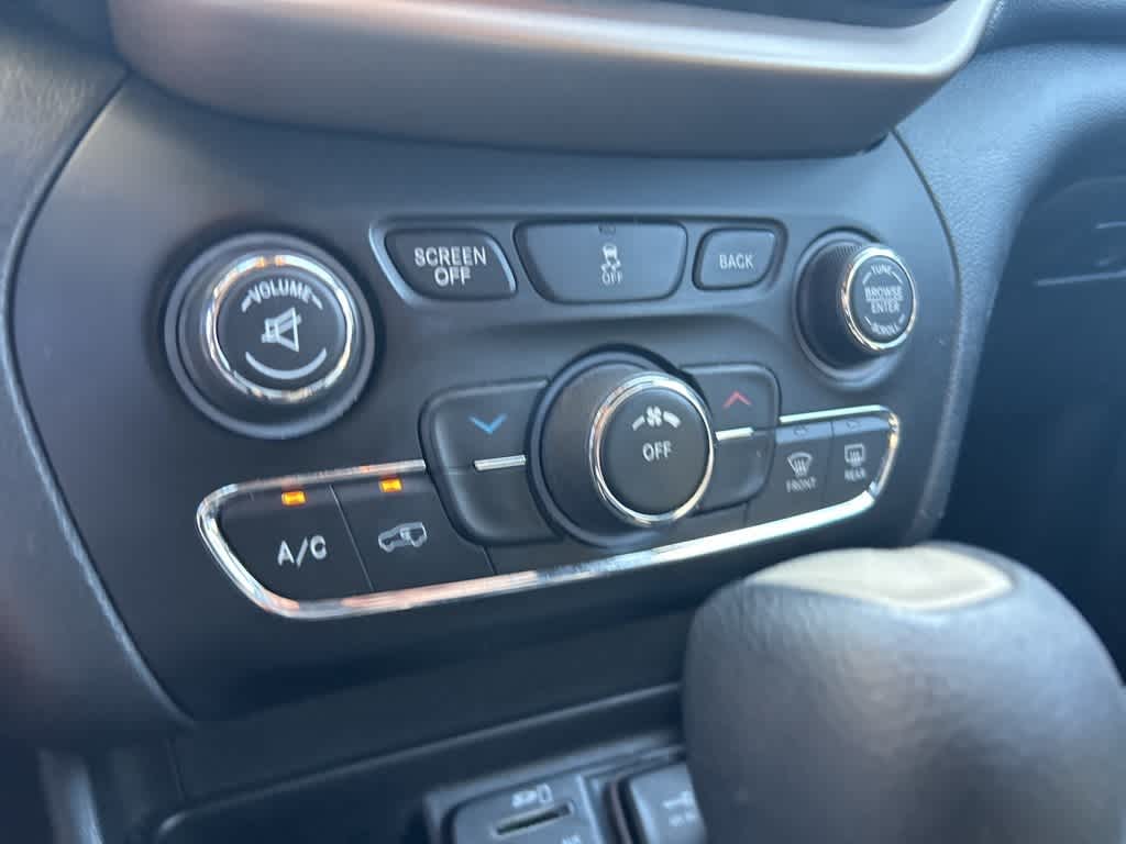 Thumbnail: 2016 Jeep Cherokee - 19