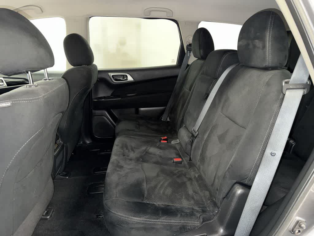 Thumbnail: 2016 Nissan Pathfinder - 17