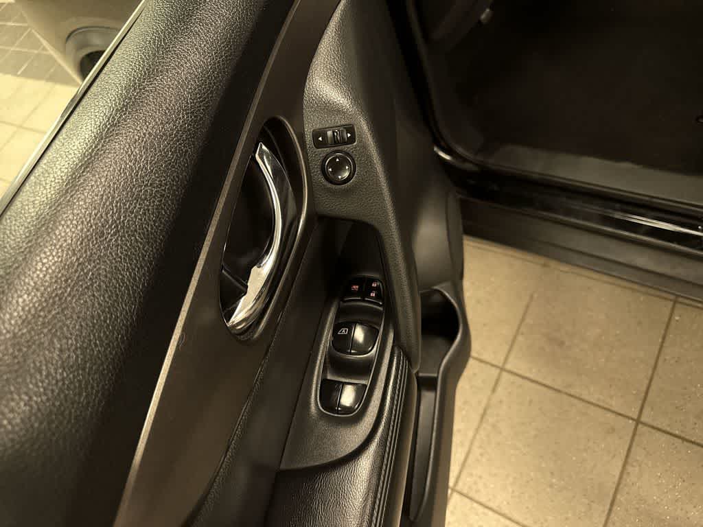 Thumbnail: 2015 Nissan Rogue - 22