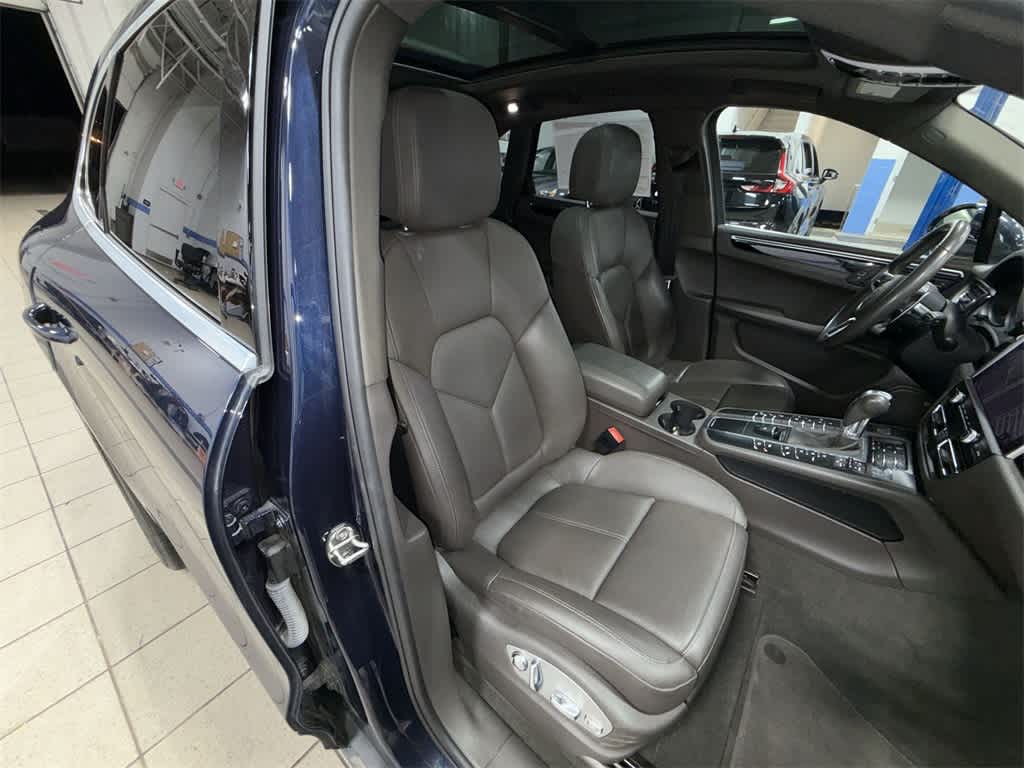 Thumbnail: 2019 Porsche Macan - 16