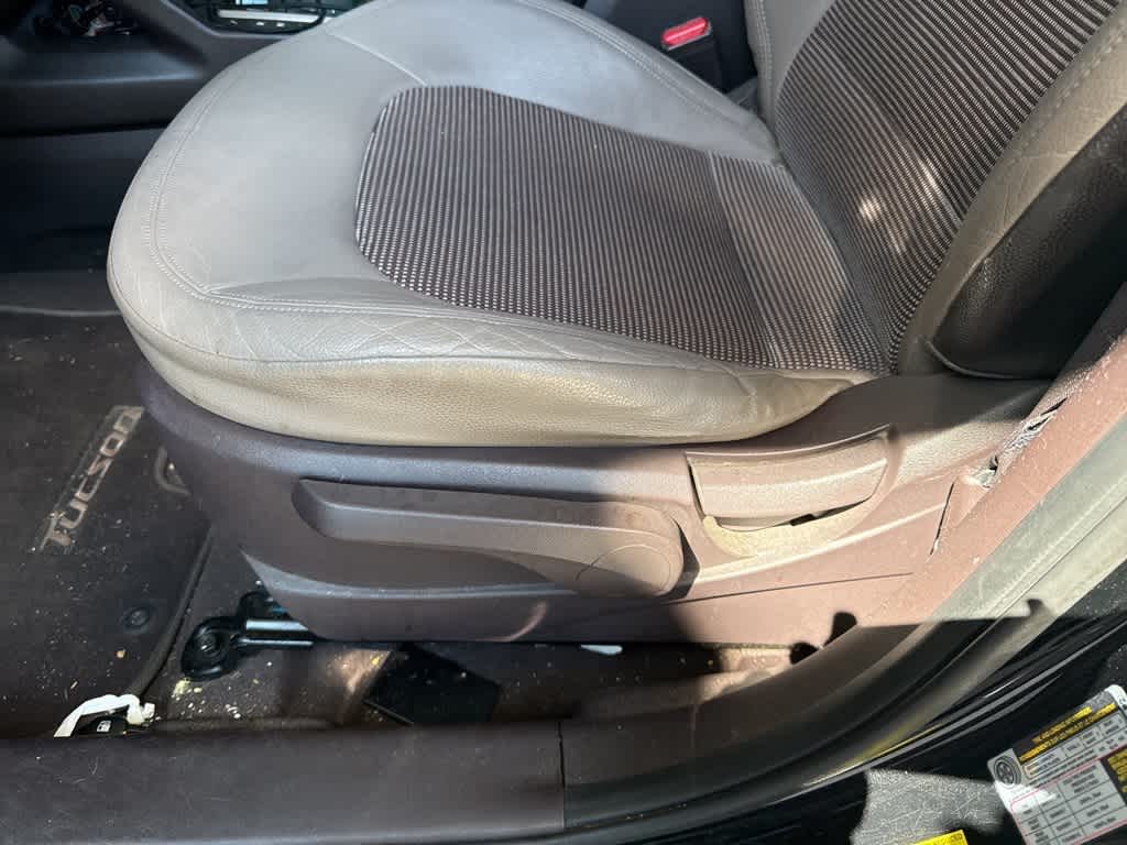 Thumbnail: 2011 Hyundai Tucson - 18