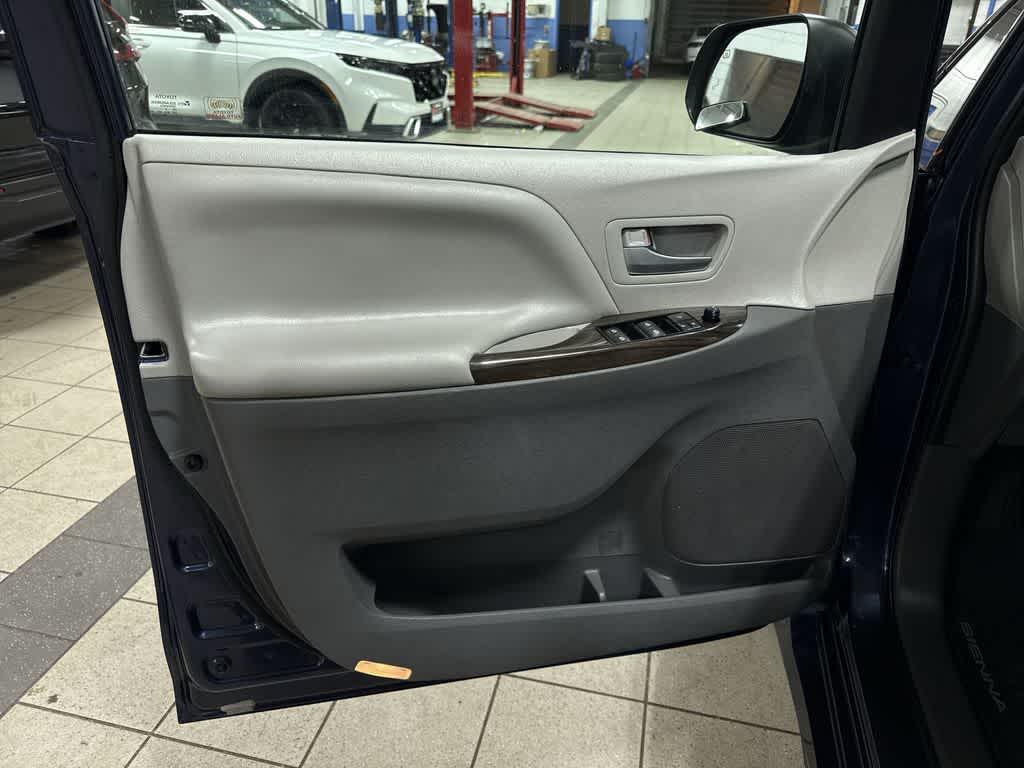 Thumbnail: 2020 Toyota Sienna - 32