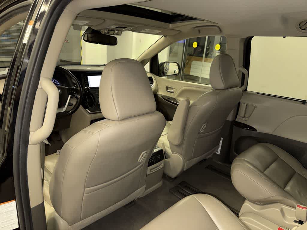 Thumbnail: 2020 Toyota Sienna - 29