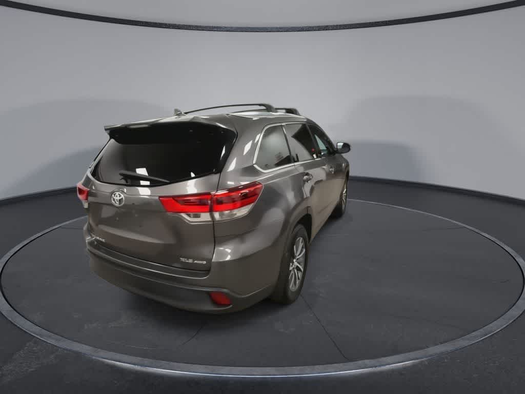 Thumbnail: 2017 Toyota Highlander - 8