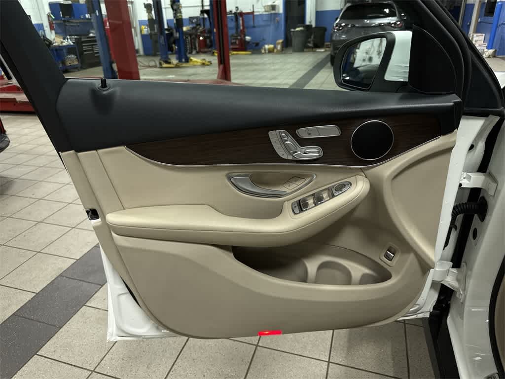 Thumbnail: 2022 Mercedes-Benz GLC - 29
