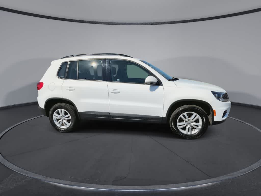 Thumbnail: 2016 Volkswagen Tiguan - 9