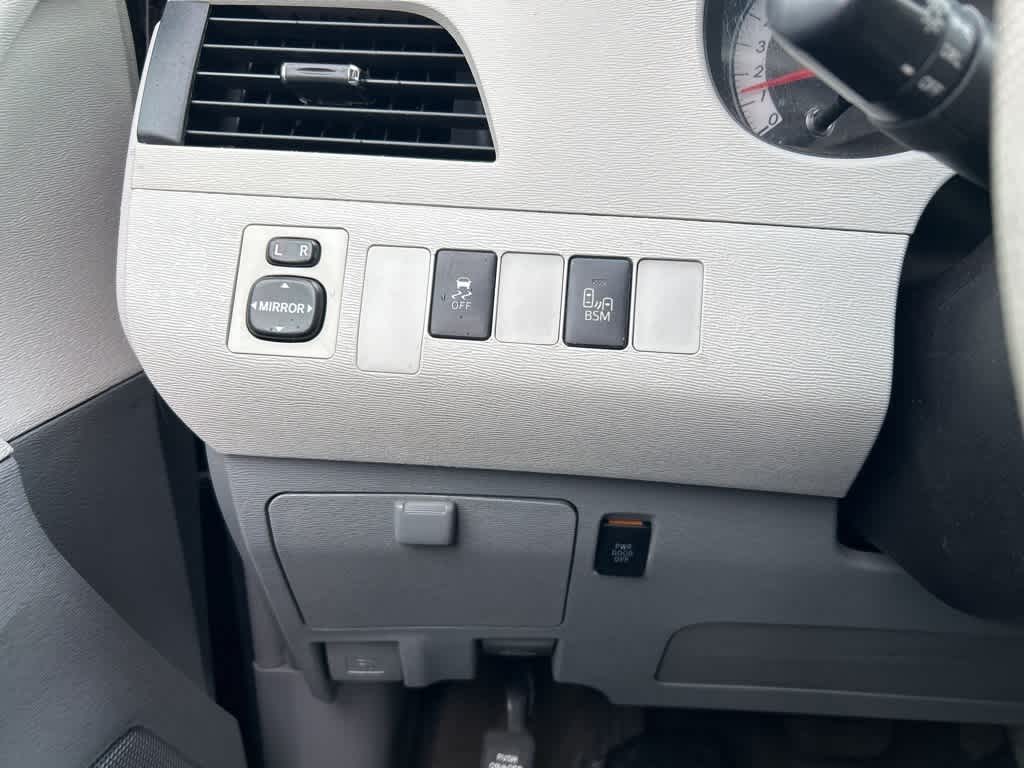 Thumbnail: 2014 Toyota Sienna - 28