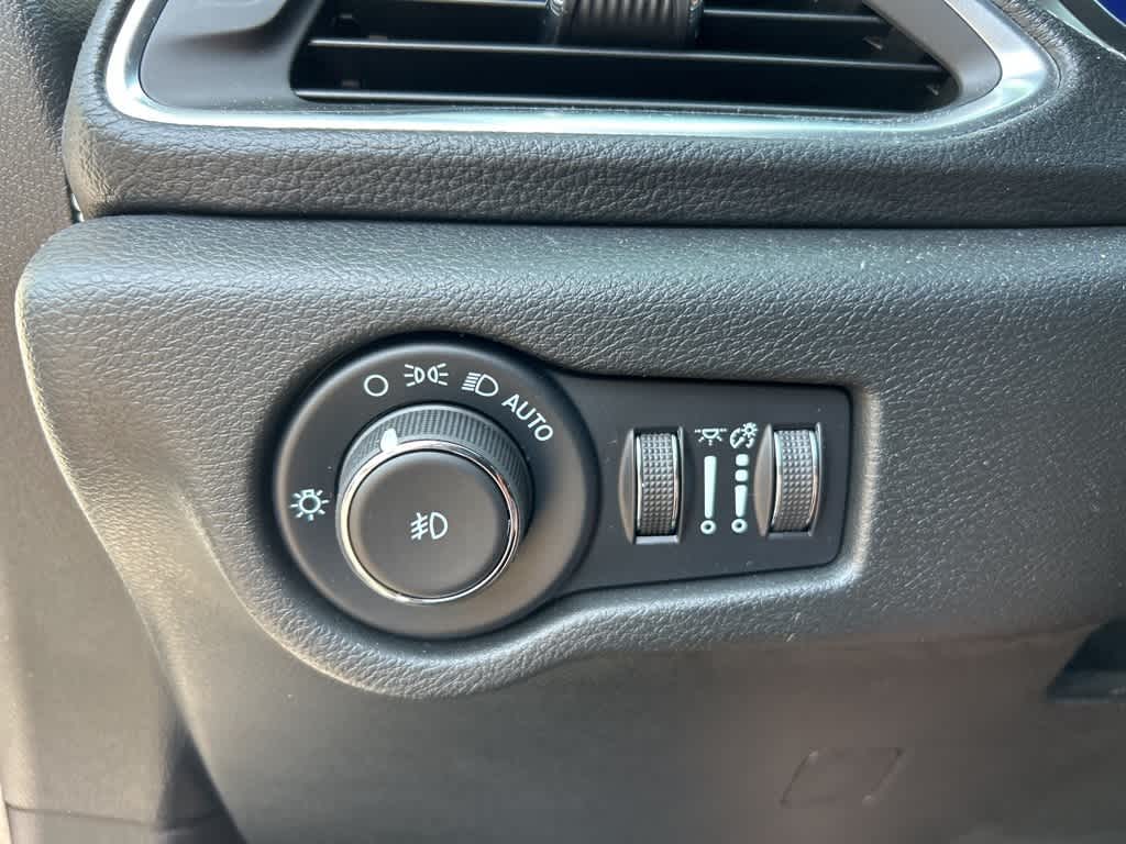 Thumbnail: 2022 Chrysler Pacifica - 17