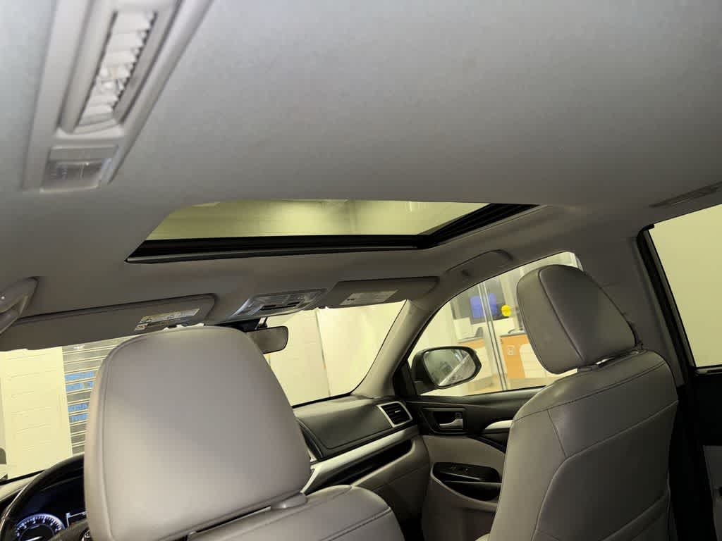 Thumbnail: 2017 Toyota Highlander - 26