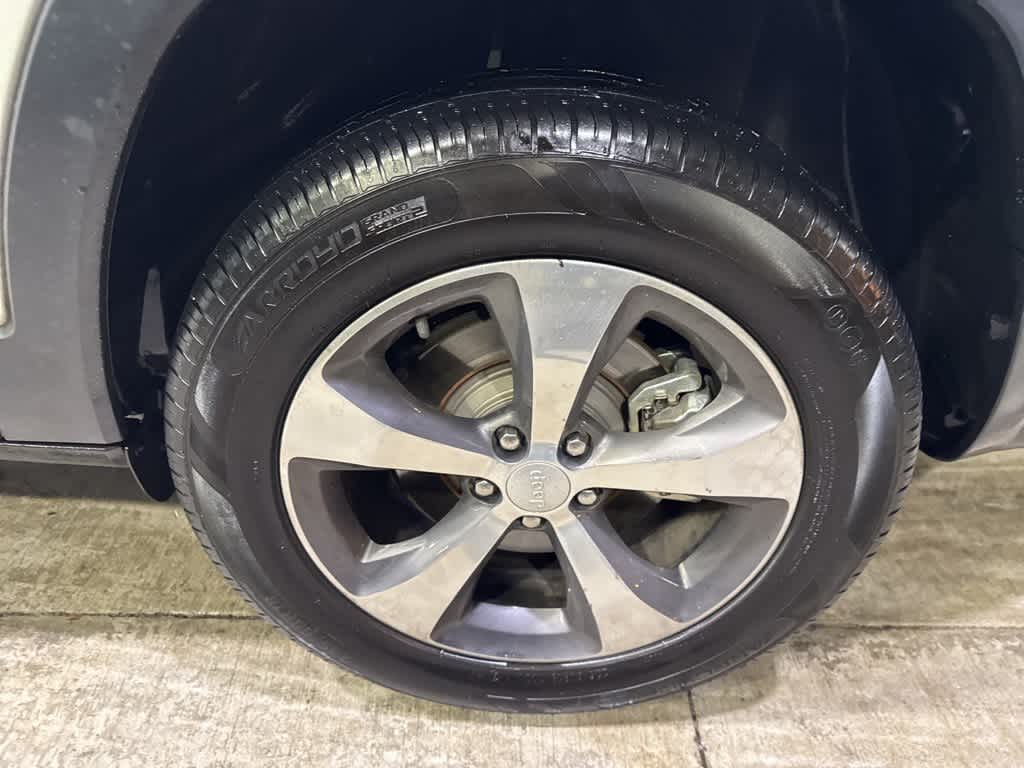 Thumbnail: 2020 Jeep Cherokee - 23