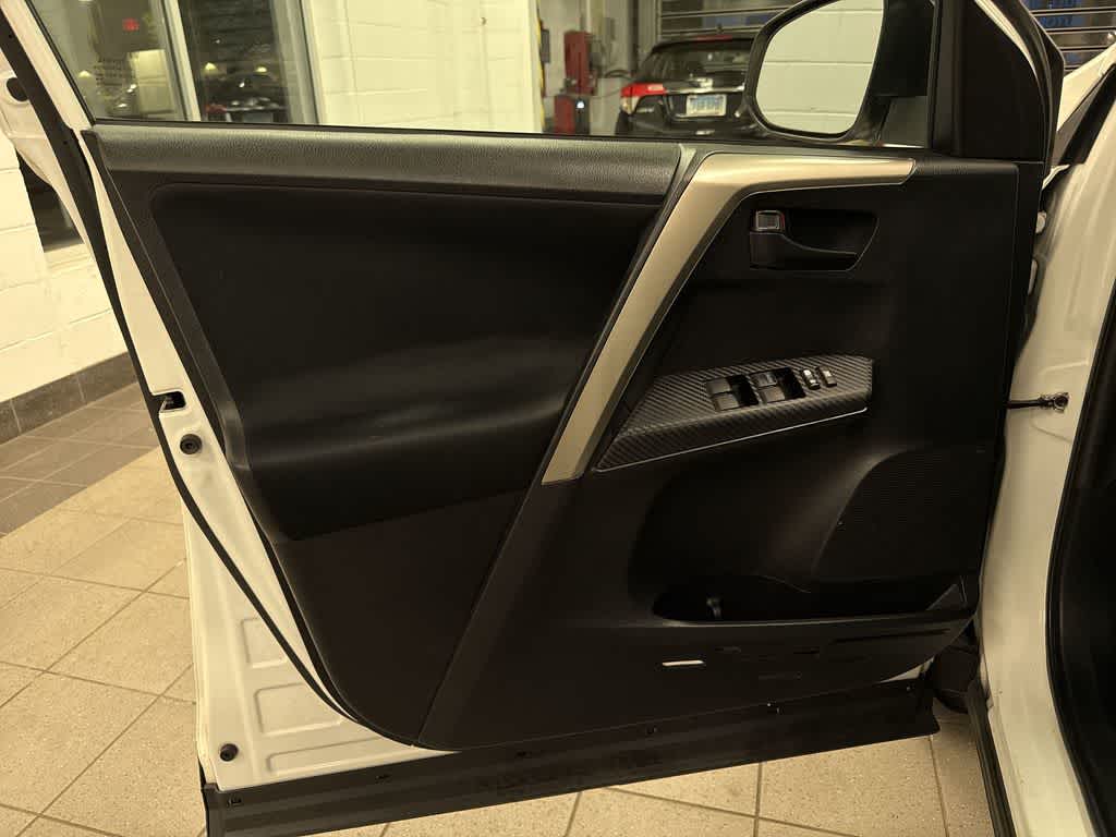 Thumbnail: 2015 Toyota RAV4 - 28