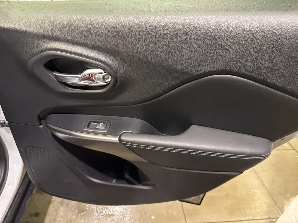 Thumbnail: 2020 Jeep Cherokee - 20