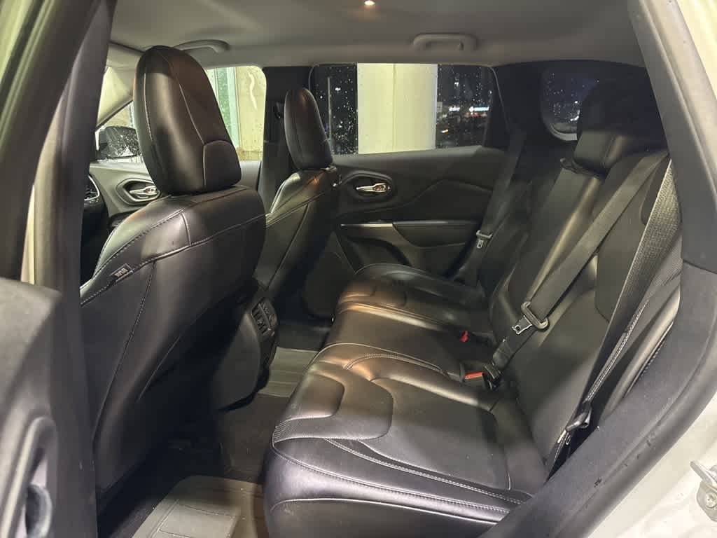 Thumbnail: 2020 Jeep Cherokee - 16