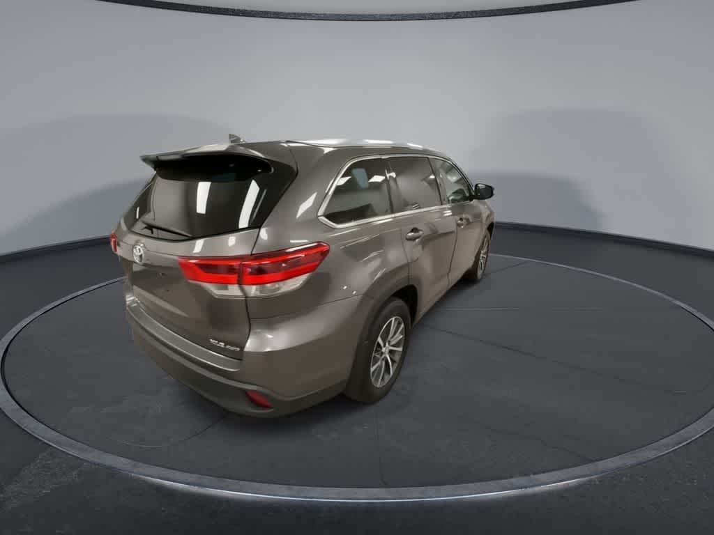 Thumbnail: 2017 Toyota Highlander - 8