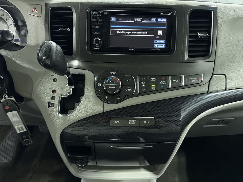Thumbnail: 2014 Toyota Sienna - 22