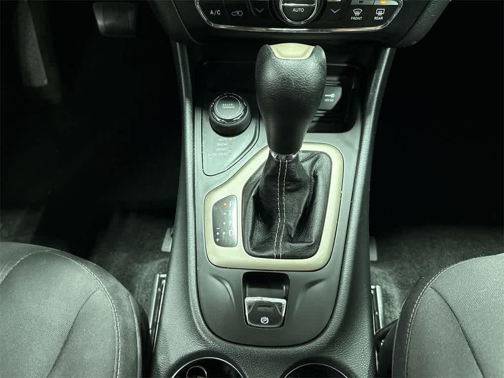 Thumbnail: 2015 Jeep Cherokee - 33