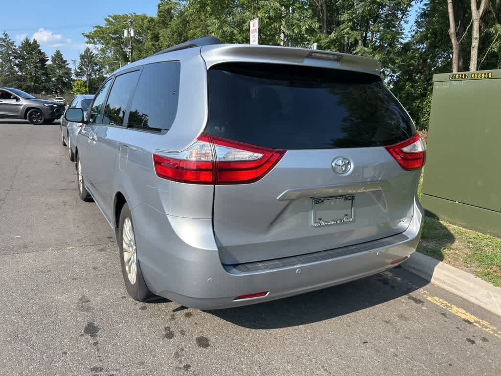 Thumbnail: 2015 Toyota Sienna - 9