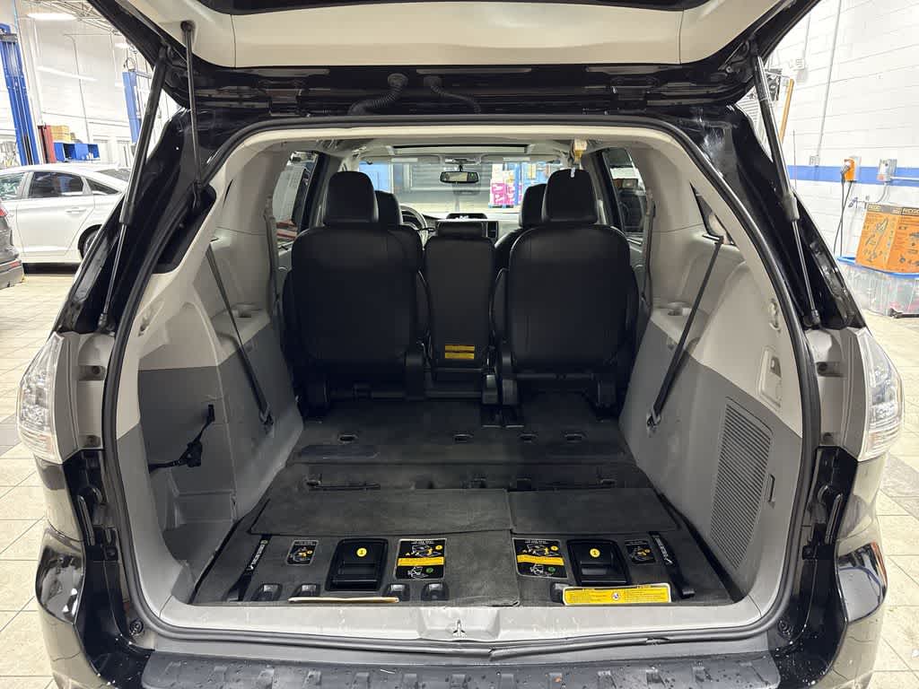 Thumbnail: 2014 Toyota Sienna - 10