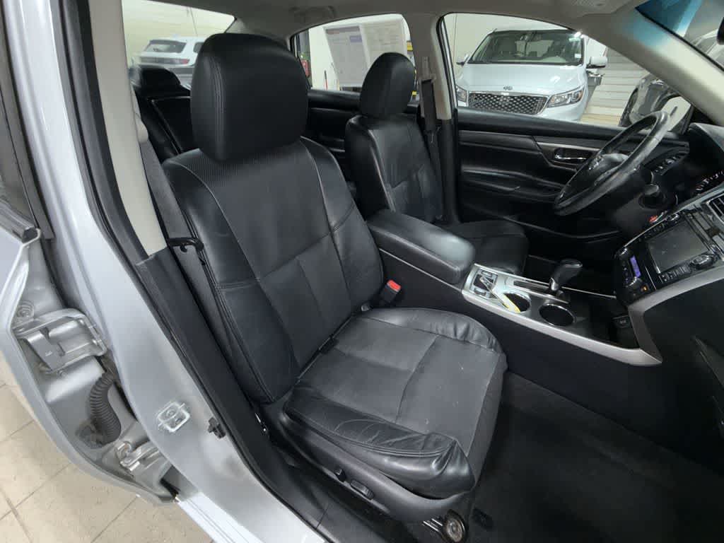 Thumbnail: 2015 Nissan Altima - 16