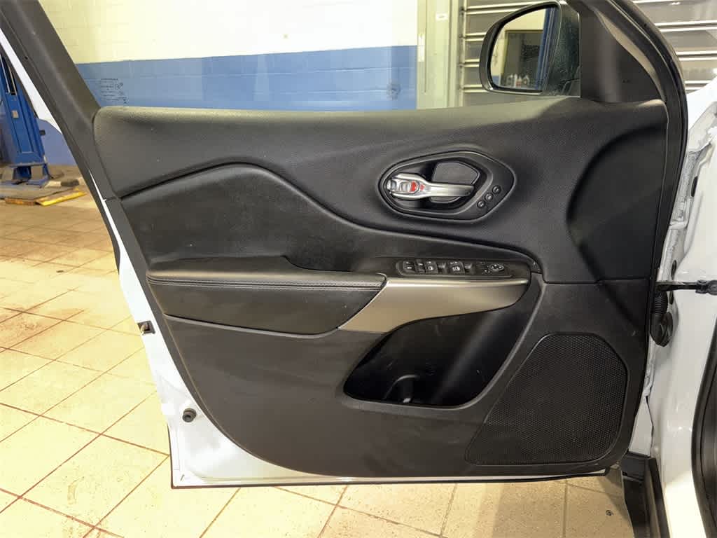 Thumbnail: 2020 Jeep Cherokee - 31