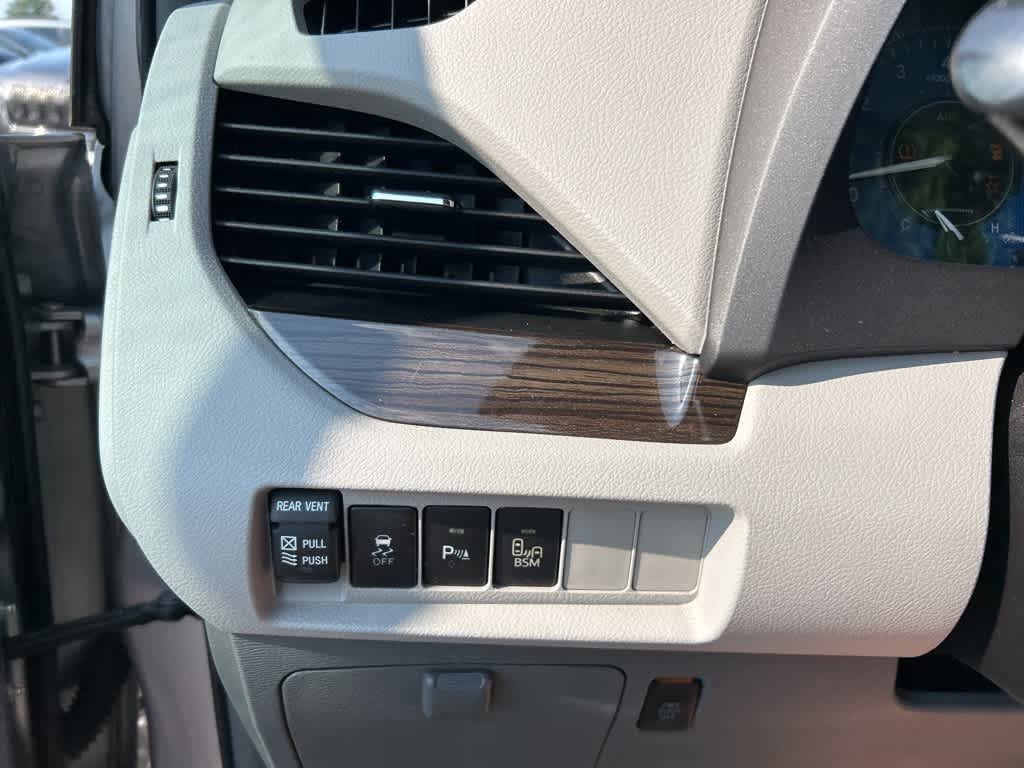 Thumbnail: 2015 Toyota Sienna - 16