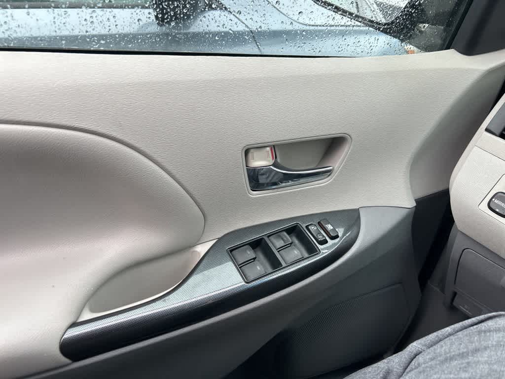 Thumbnail: 2014 Toyota Sienna - 27