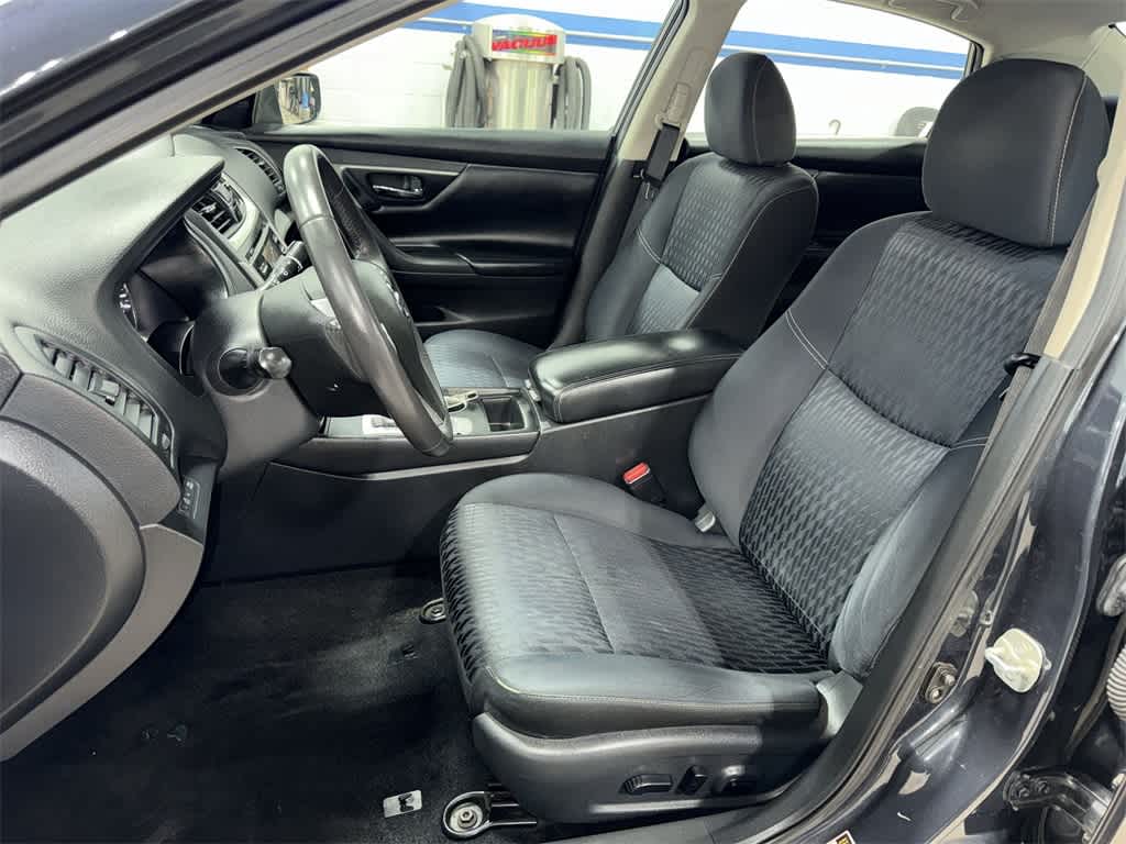 Thumbnail: 2017 Nissan Altima - 15