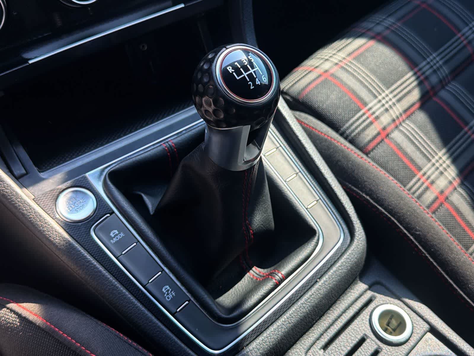 Thumbnail: 2017 Volkswagen Golf - 25