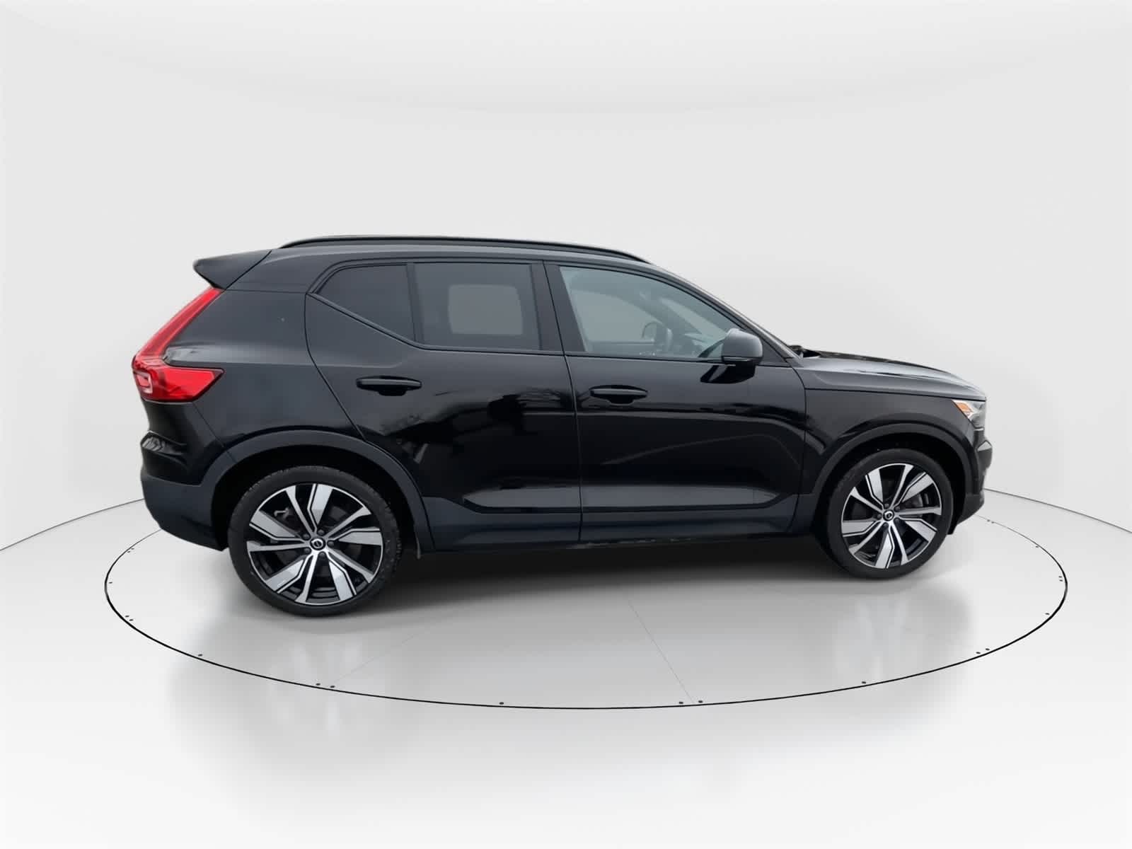 Thumbnail: 2022 Volvo XC40 - 2