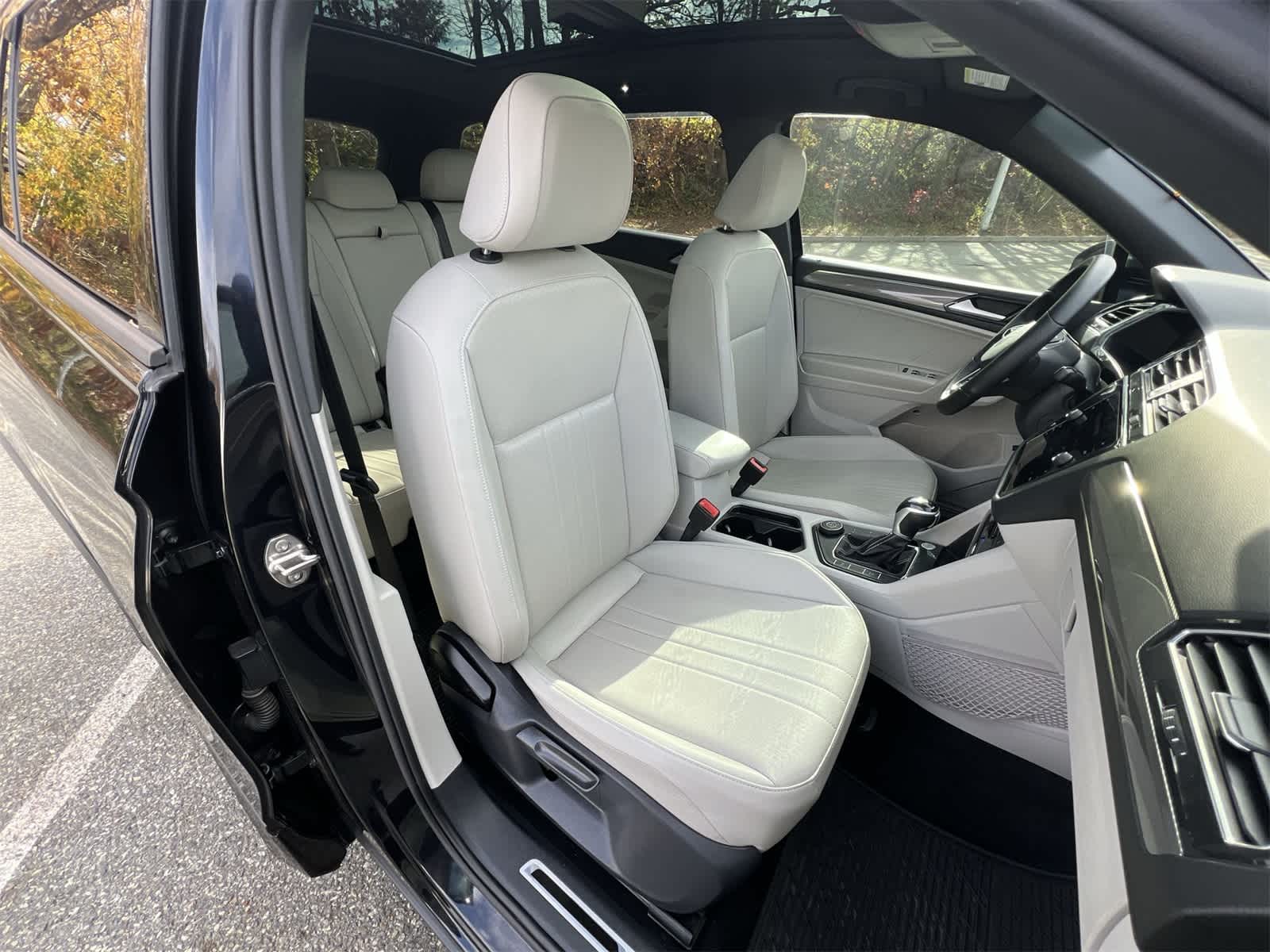 Thumbnail: 2022 Volkswagen Tiguan - 22