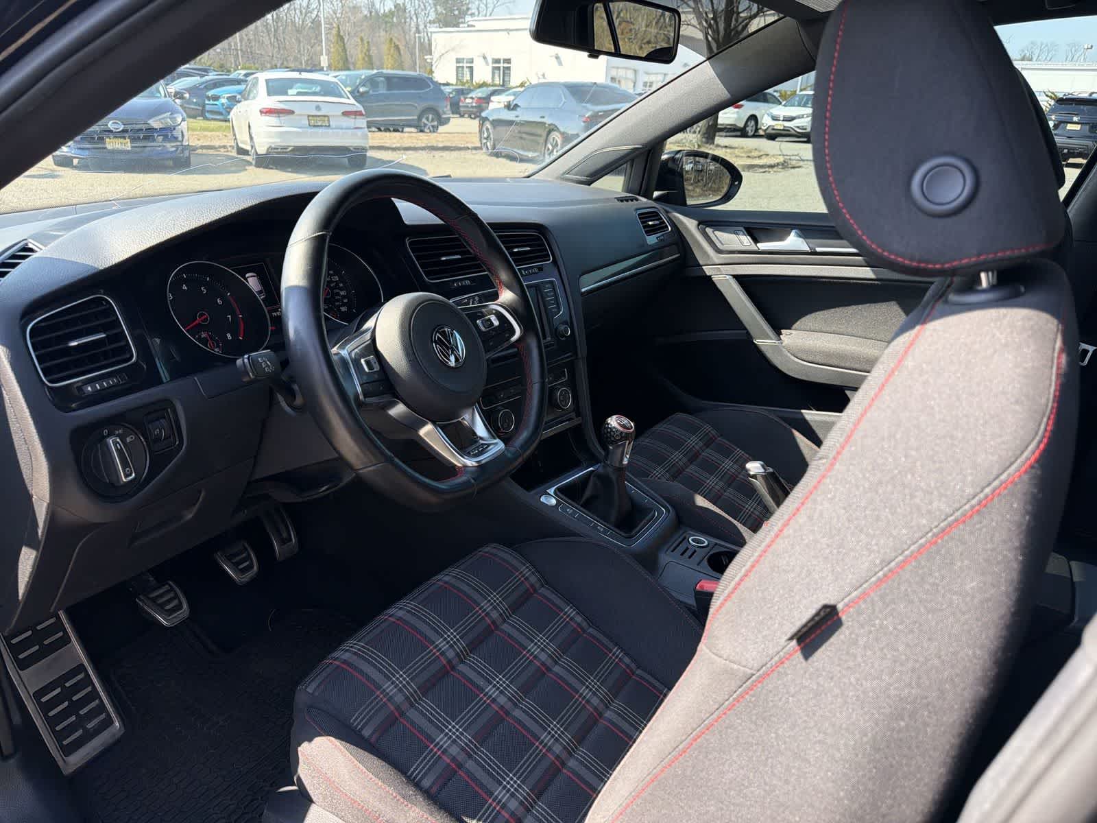 Thumbnail: 2017 Volkswagen Golf - 10