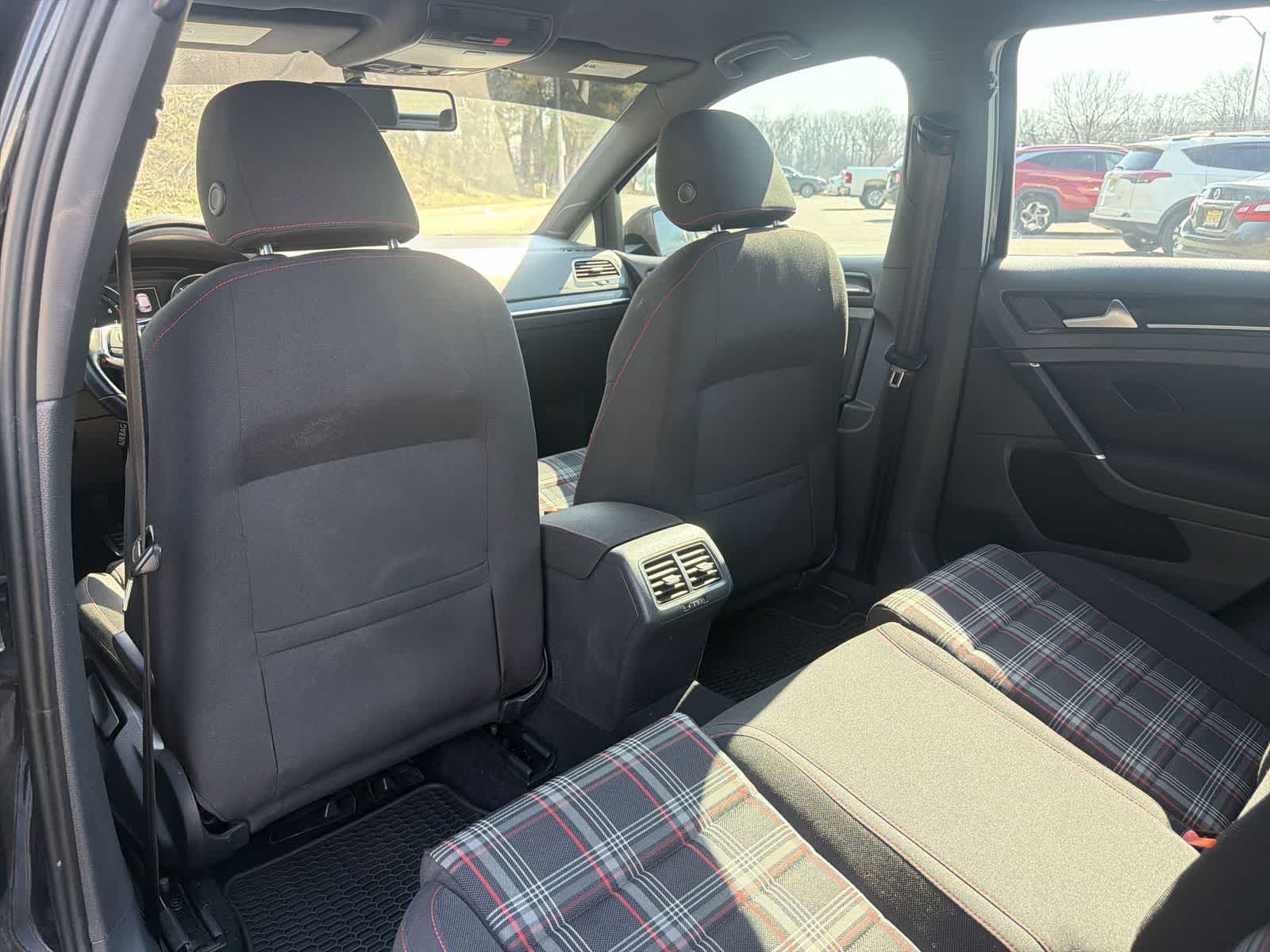 Thumbnail: 2017 Volkswagen Golf - 20