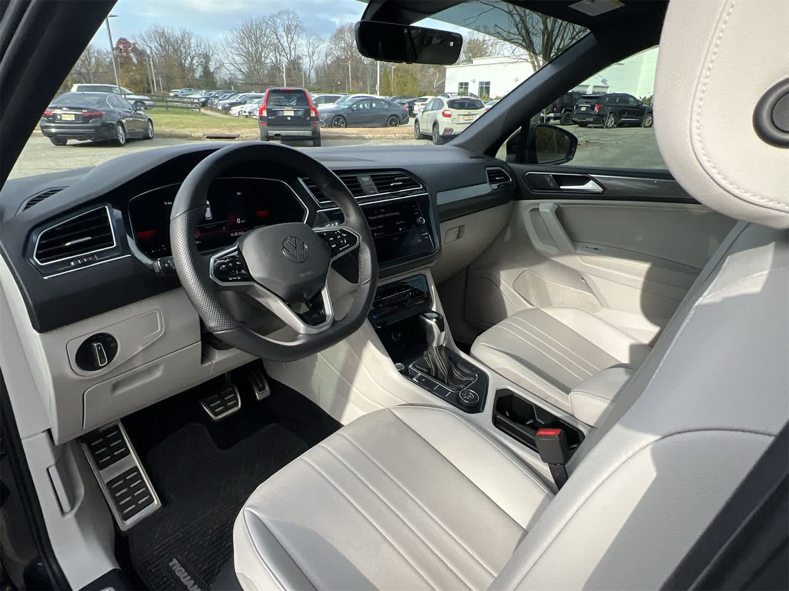 Thumbnail: 2022 Volkswagen Tiguan - 10