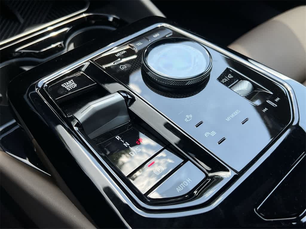Thumbnail: 2025 BMW 5 Series - 24
