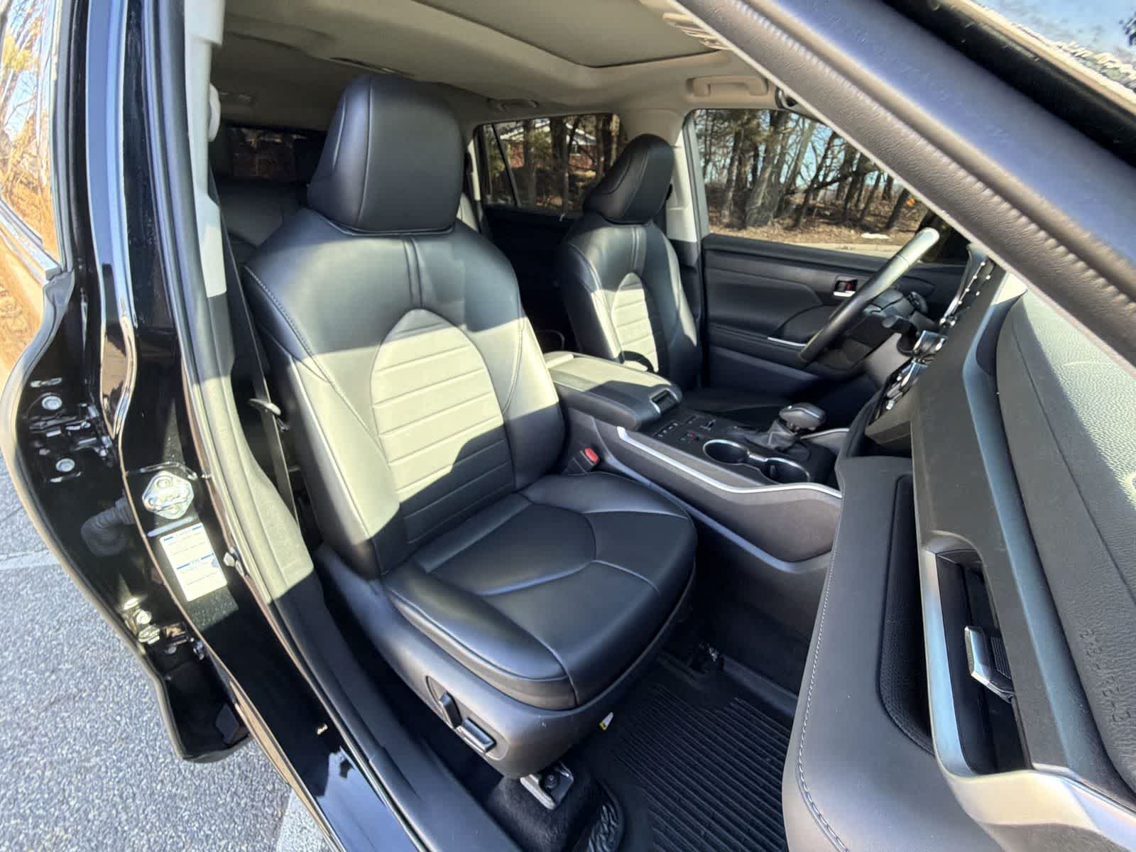 Thumbnail: 2022 Toyota Highlander - 22
