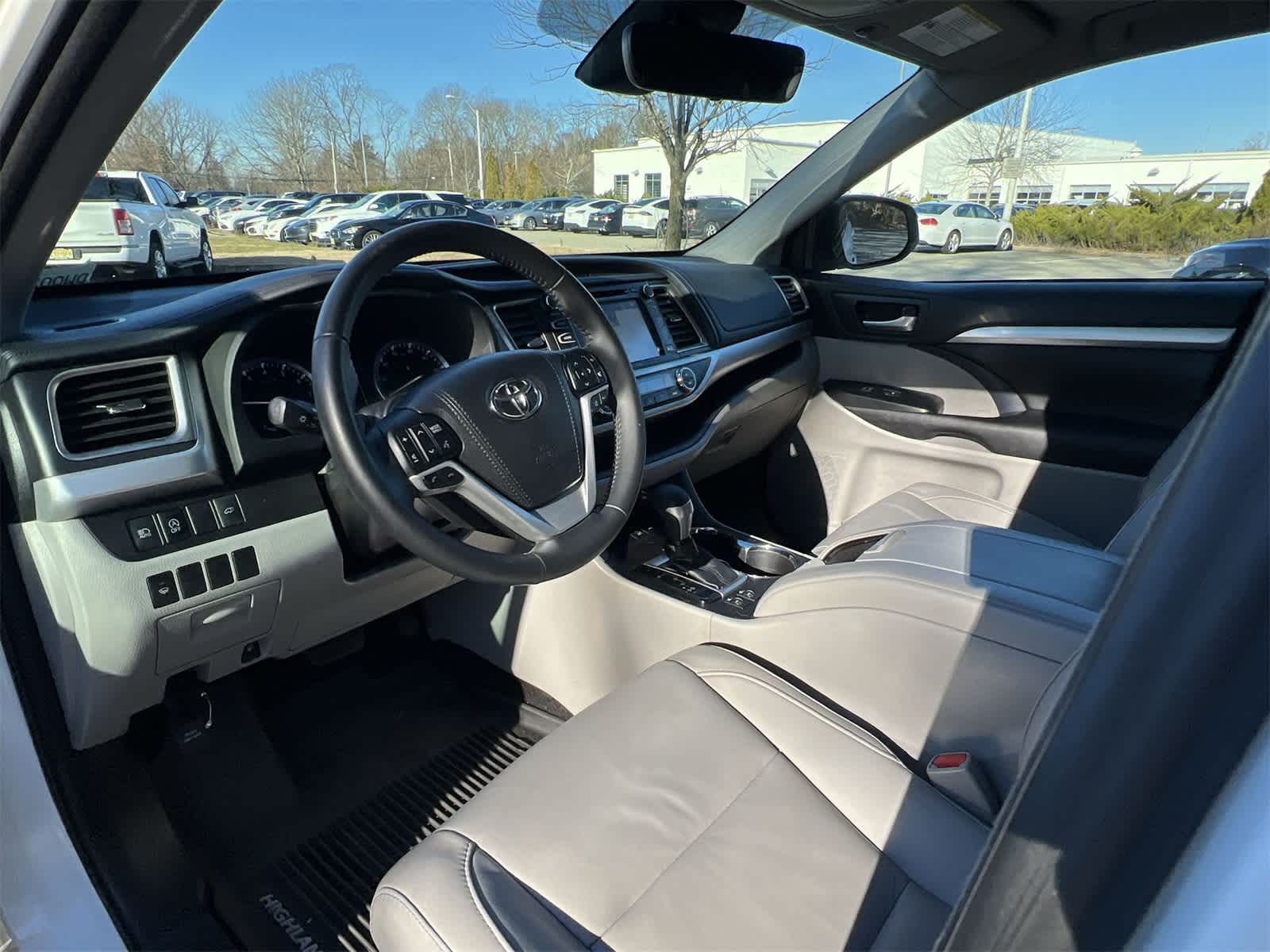 Thumbnail: 2017 Toyota Highlander - 10