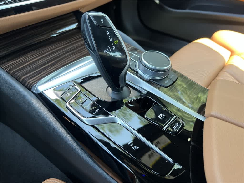 Thumbnail: 2022 BMW 5 Series - 25