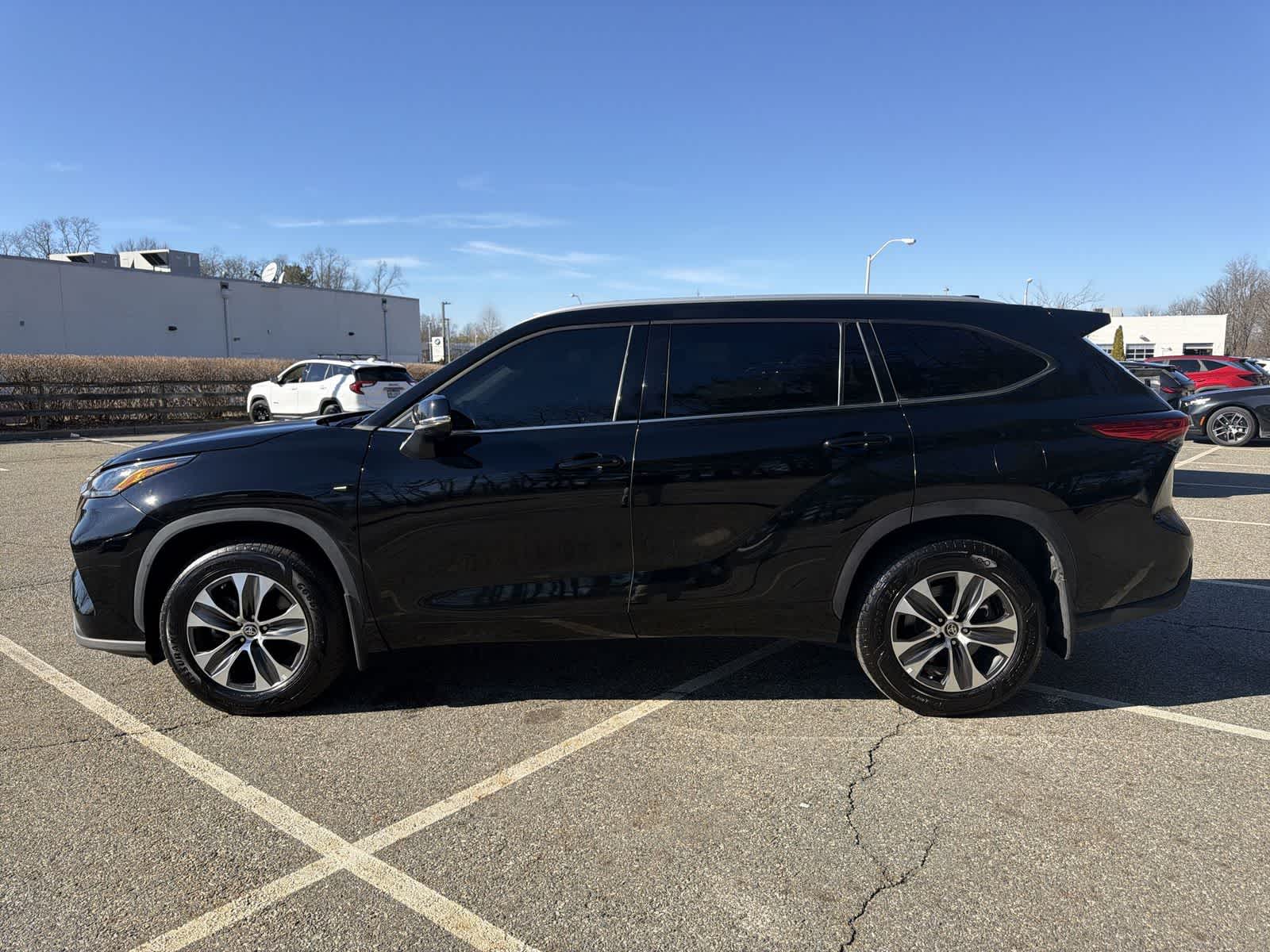 Thumbnail: 2022 Toyota Highlander - 11