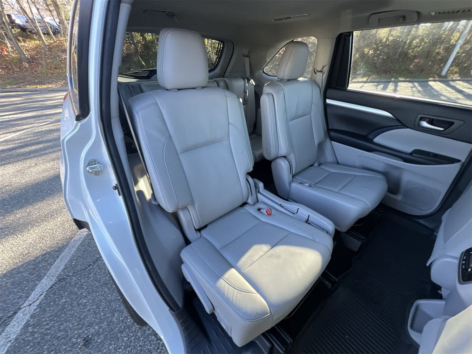 Thumbnail: 2017 Toyota Highlander - 21