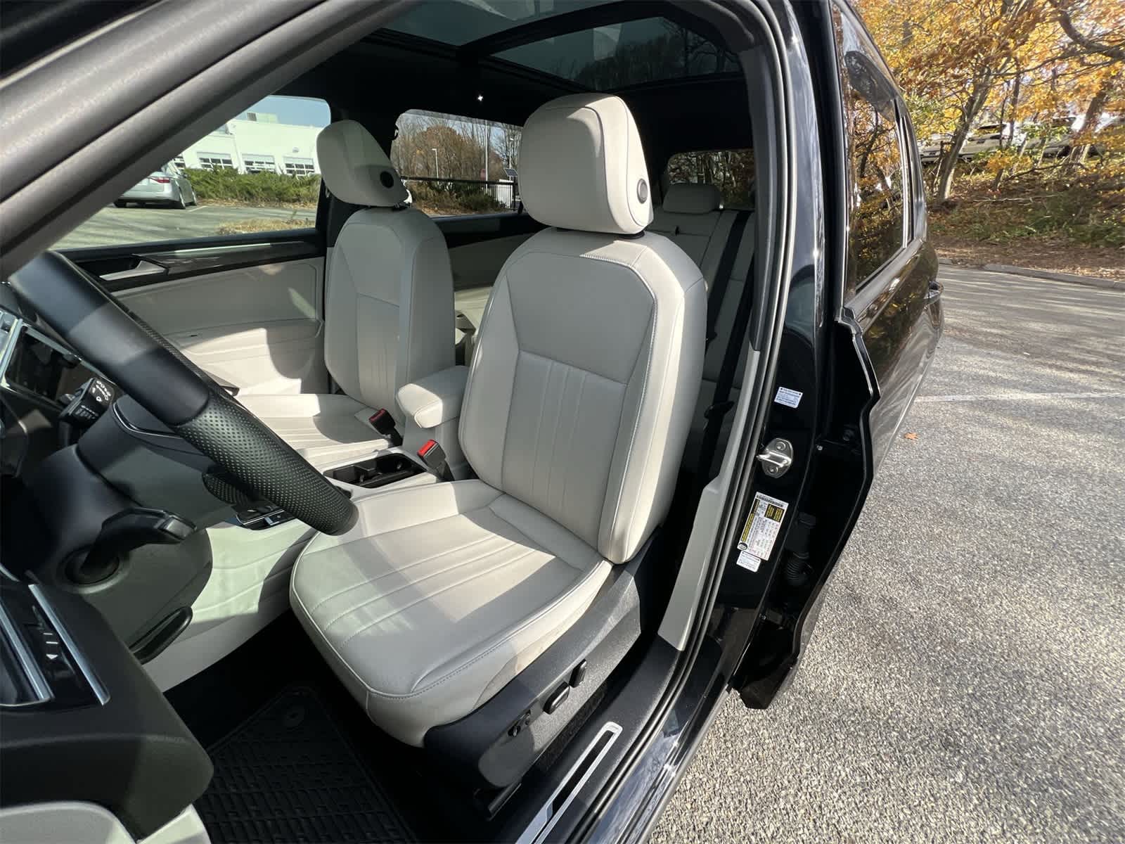 Thumbnail: 2022 Volkswagen Tiguan - 19