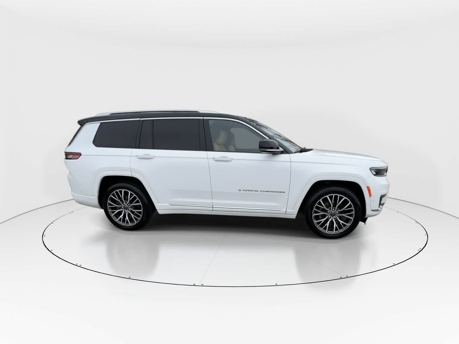 Thumbnail: 2022 Jeep Grand Cherokee - 9