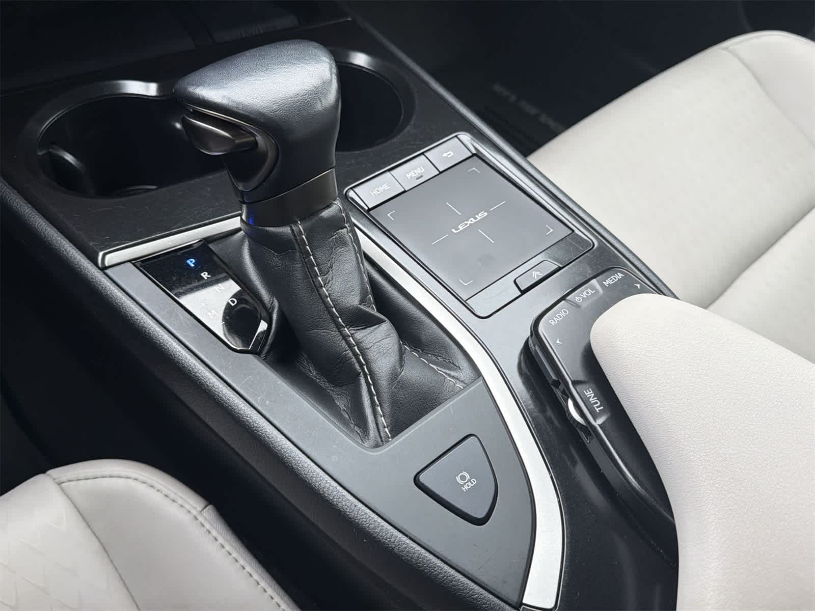 Thumbnail: 2021 Lexus UX - 25