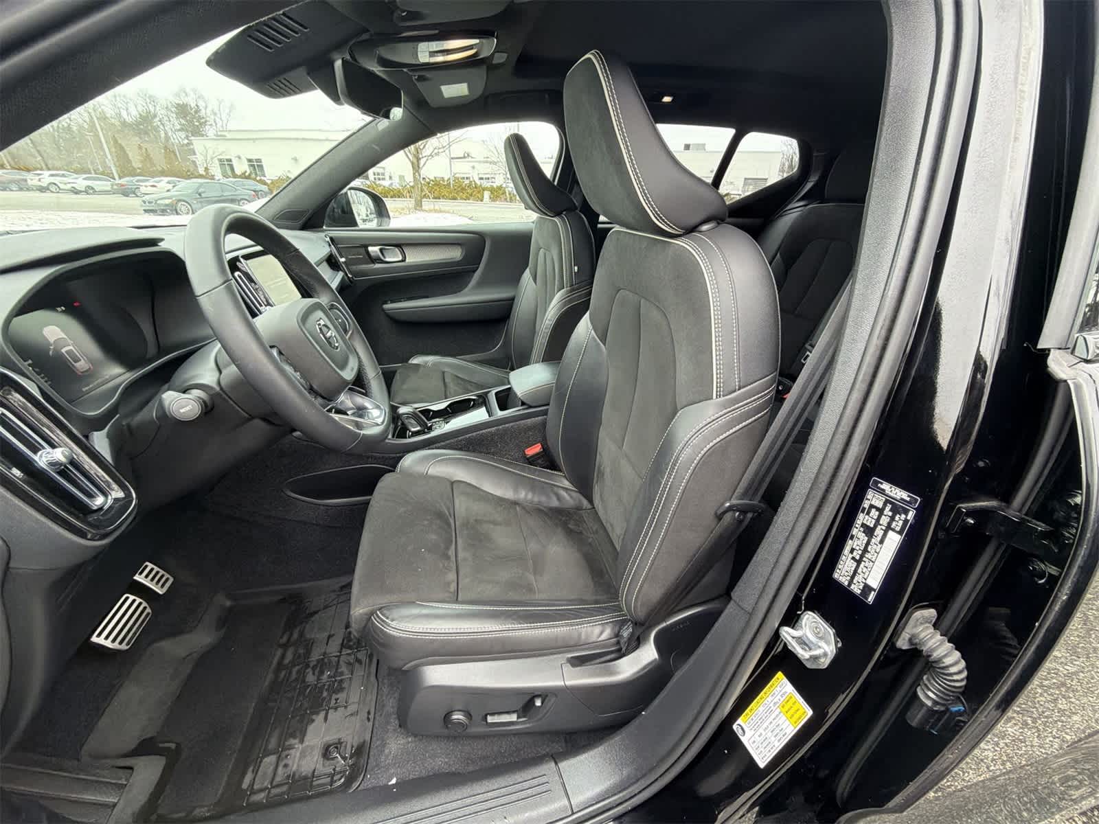 Thumbnail: 2022 Volvo XC40 - 19