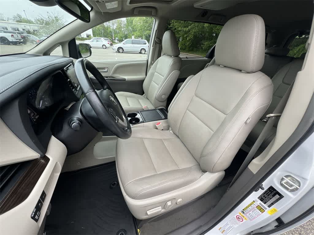 2019 Toyota Sienna XLE Premium 19