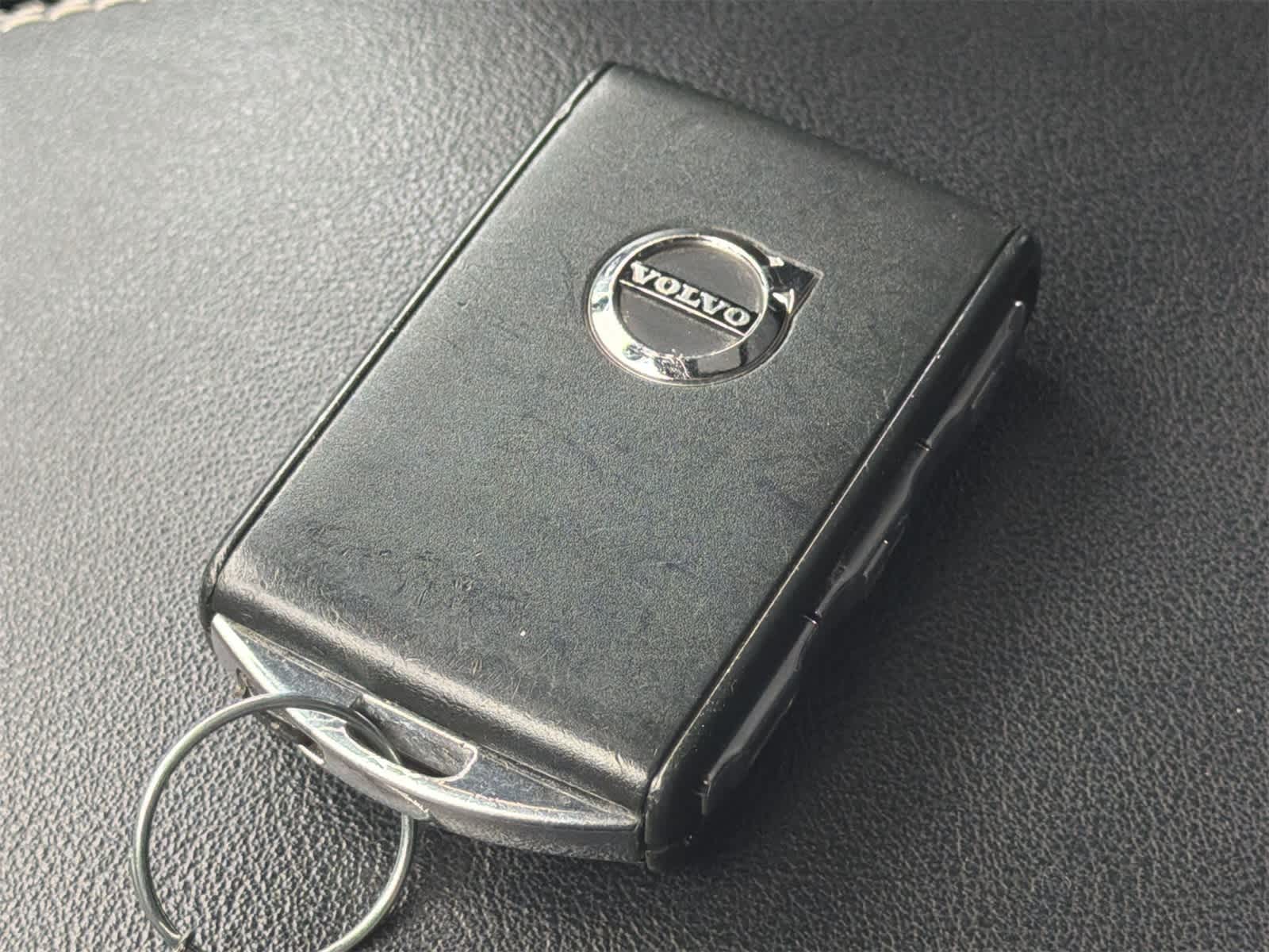 Thumbnail: 2022 Volvo XC40 - 28