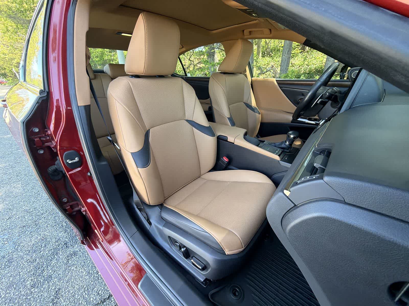 Thumbnail: 2022 Lexus ES - 22