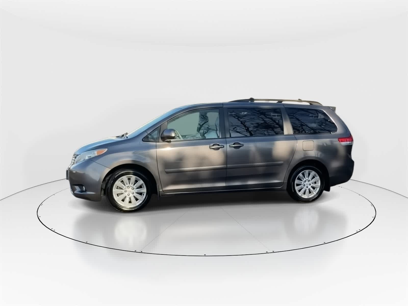 Thumbnail: 2013 Toyota Sienna - 6