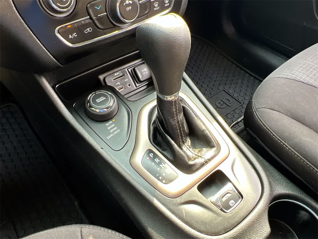 Thumbnail: 2015 Jeep Cherokee - 24