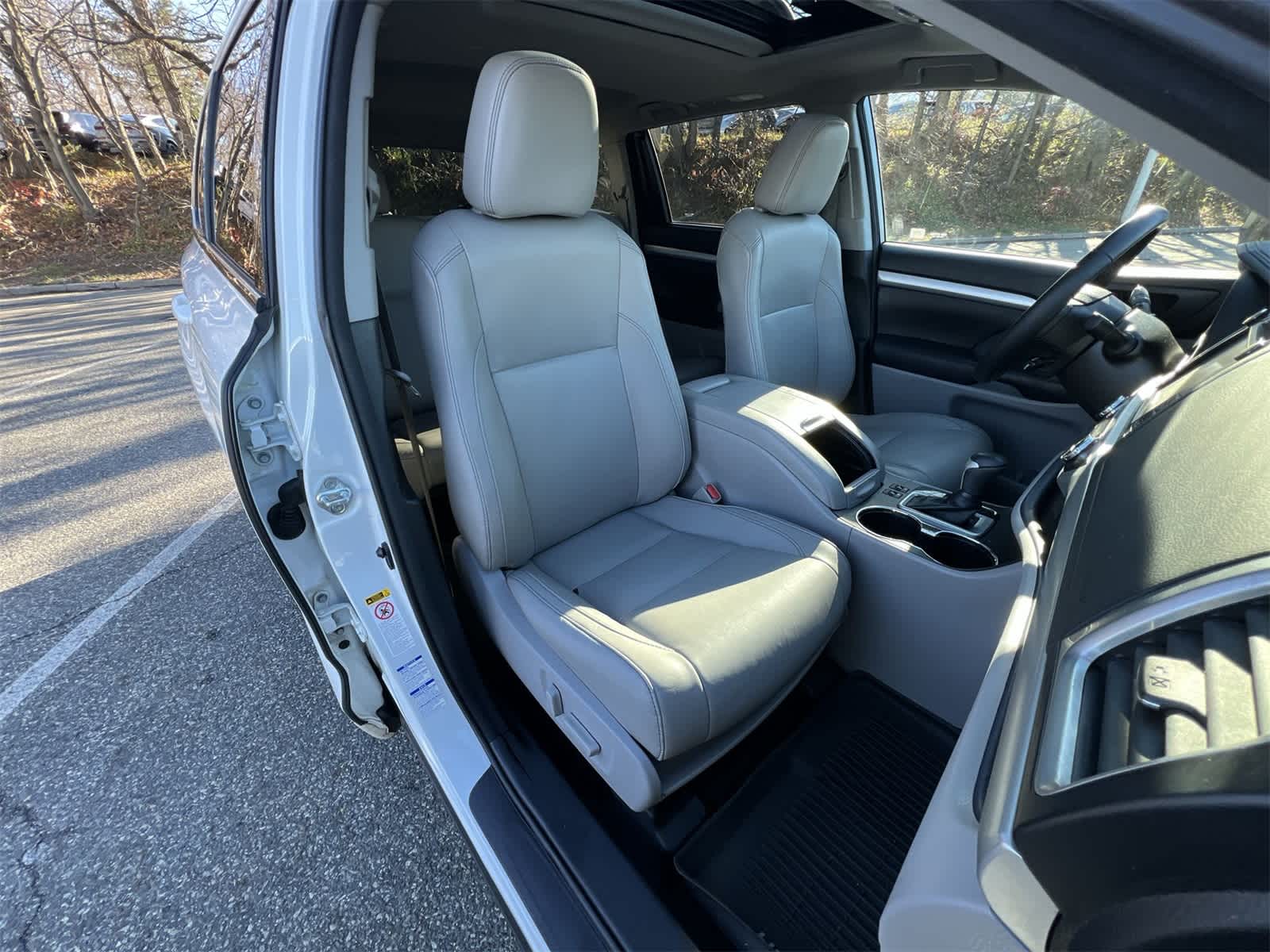 Thumbnail: 2017 Toyota Highlander - 22