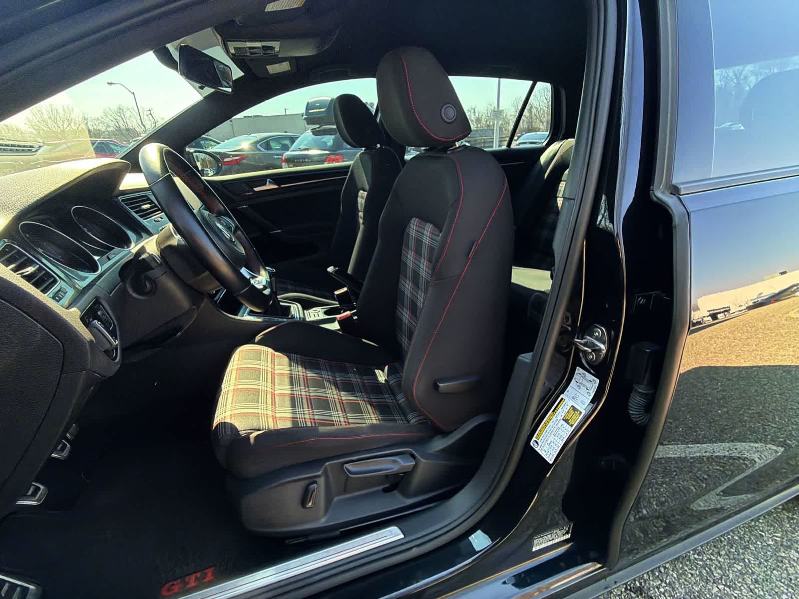 Thumbnail: 2017 Volkswagen Golf - 19